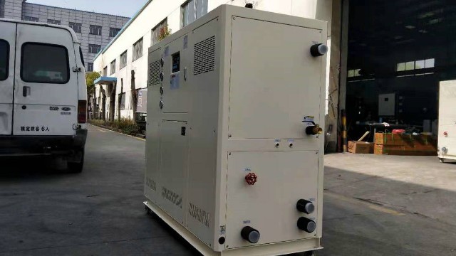 生产辅助设备选用德玛克苏州冷水机组和工业冷水机组
