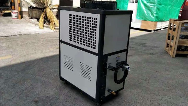 小型冷水机厂家夏季保养小常识