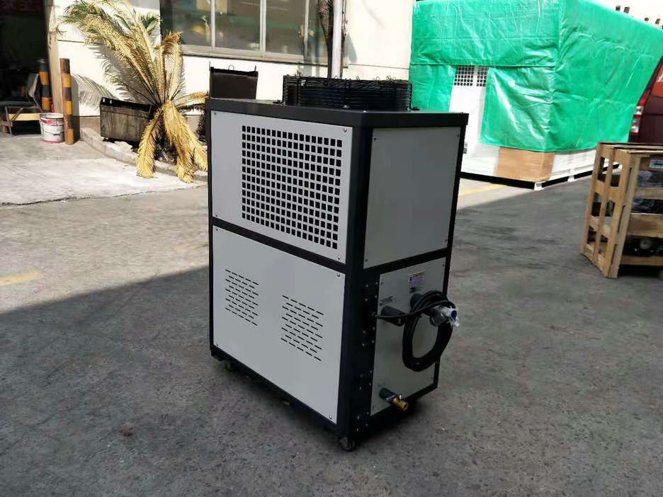 小型冷水机